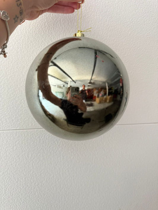 Shiny ball shatterproof 7.5" Platinum